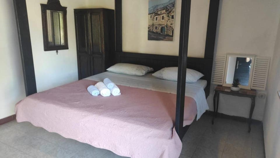 Bed, Bedroom, towels, air conditioner