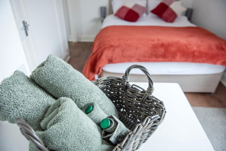 Bed, Bedroom, towels