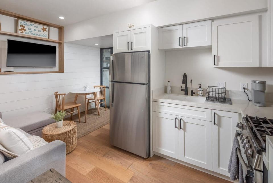 Kitchen or kitchenette, Living room, Seating area, Dining area, minibar, pet friendly, stove