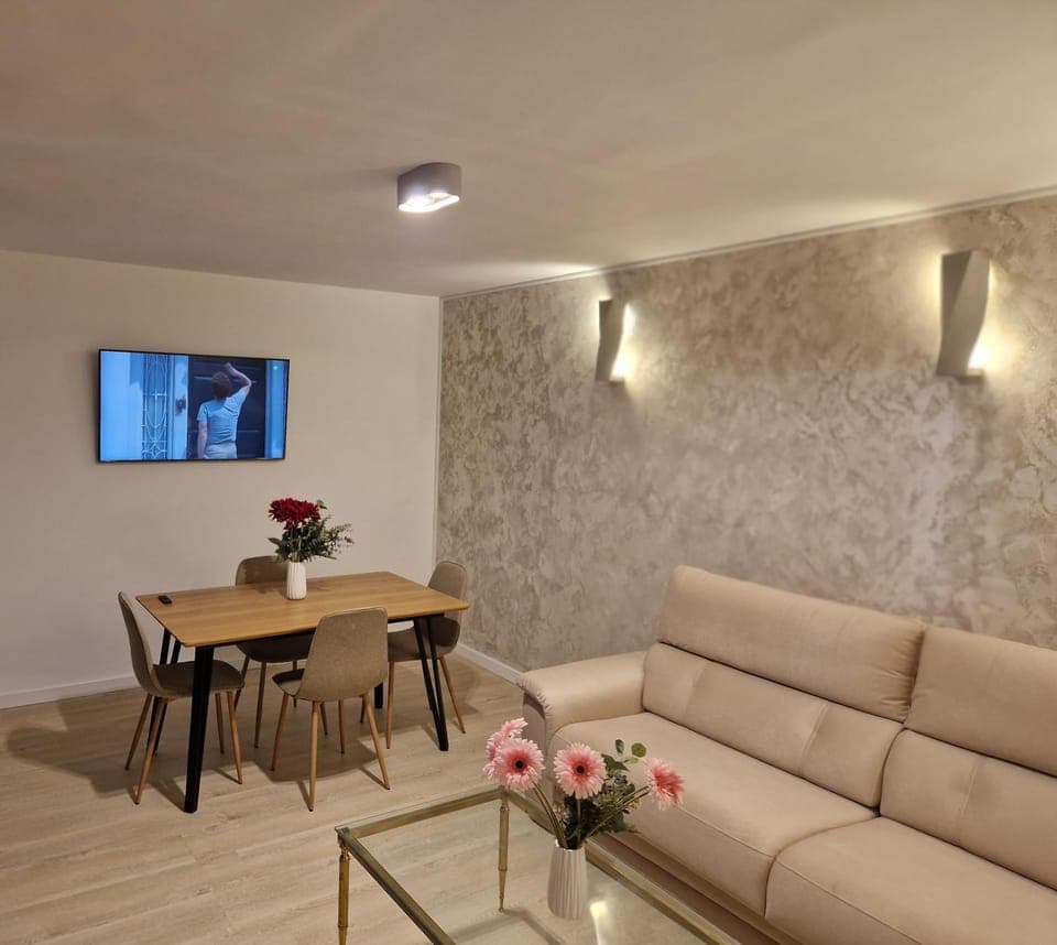 TV and multimedia, Living room, Seating area, Dining area