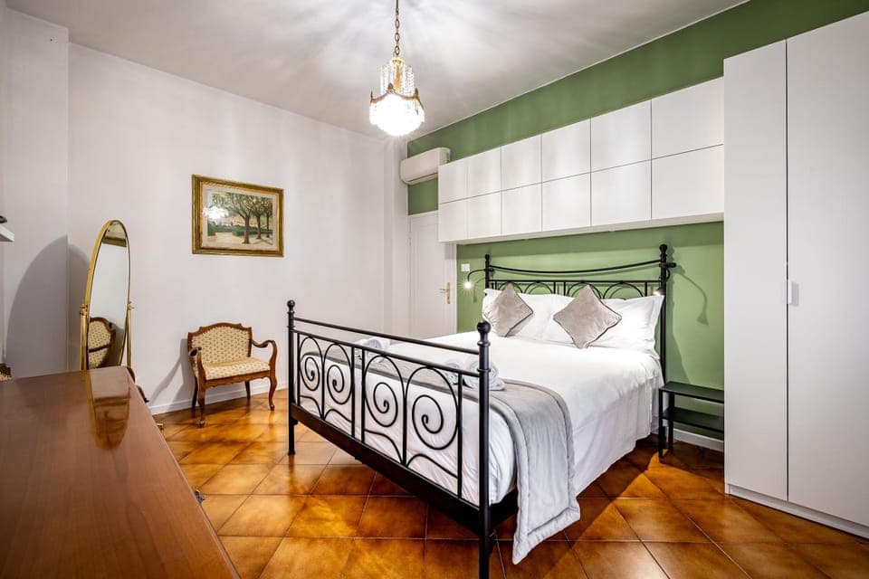 Photo of the whole room, Bedroom, wardrobe