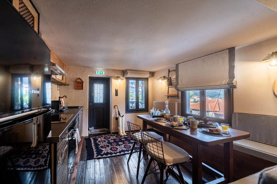 Kitchen or kitchenette, Dining area