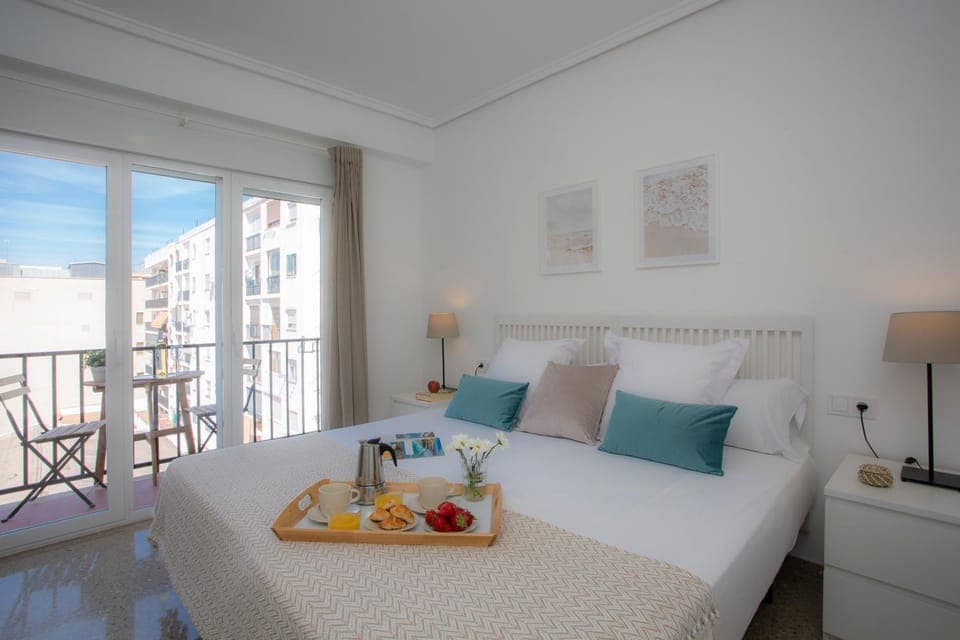 Bed, View (from property/room), Balcony/Terrace, Food and drinks, Photo of the whole room, Bedroom