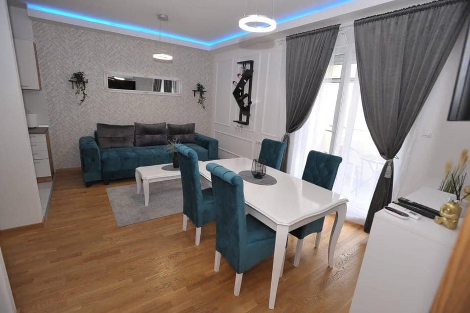 TV and multimedia, Kitchen or kitchenette, Living room, Seating area, Dining area