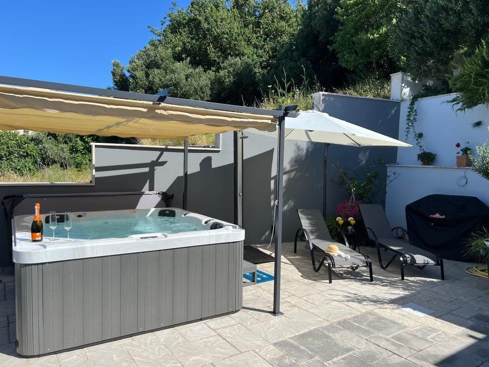 Patio, Day, Natural landscape, BBQ facilities, Garden, Hot Tub, sunbed