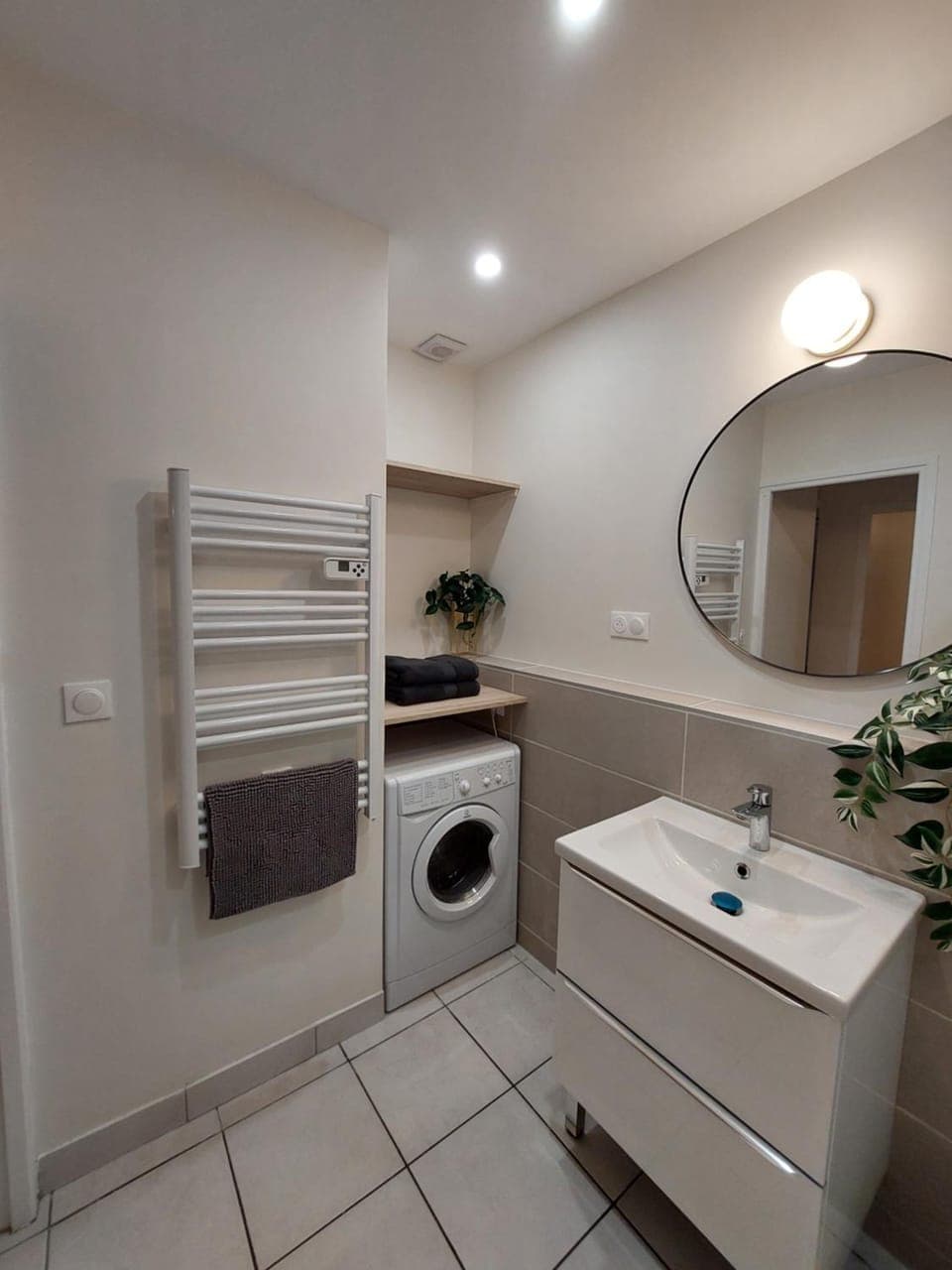 Bathroom, washing machine