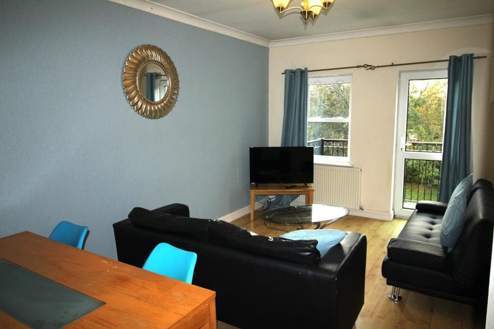 Communal lounge/ TV room, TV and multimedia, Living room, Seating area, Evening entertainment