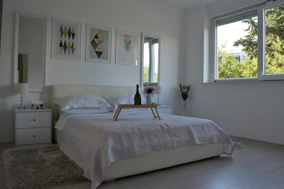 TV and multimedia, Bedroom, Garden view