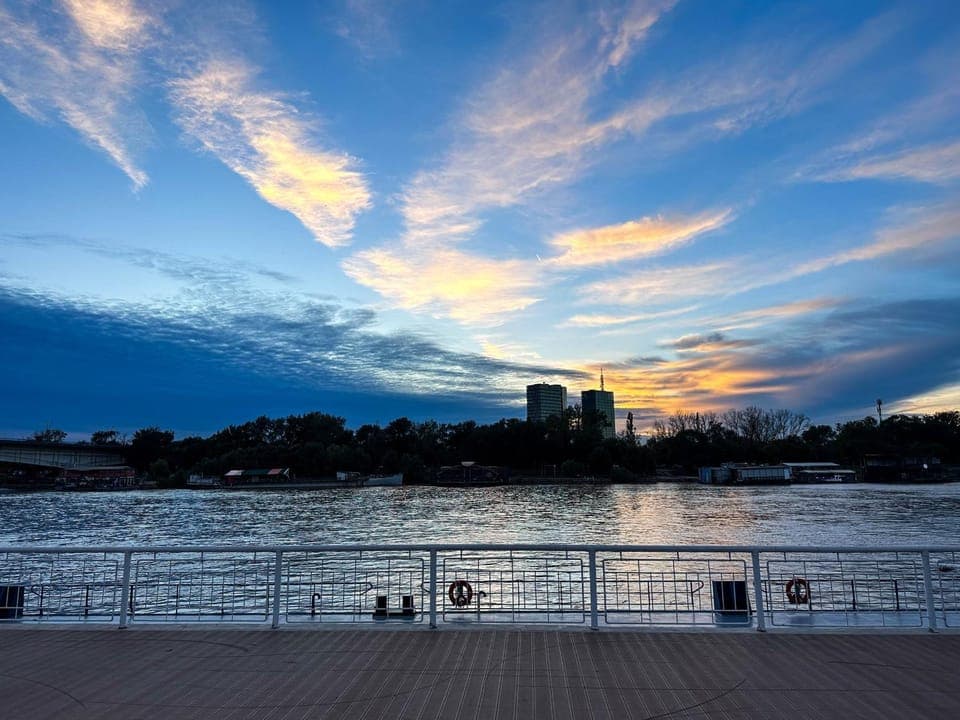 River view, Location