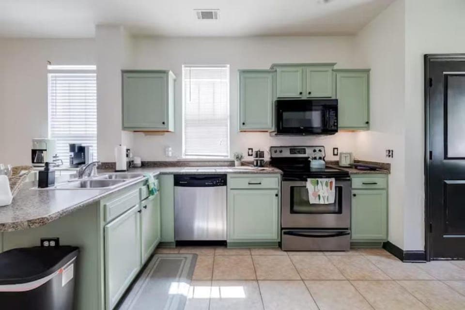 Coffee/tea facilities, dishwasher, minibar, pet friendly, stove, toaster, kitchen