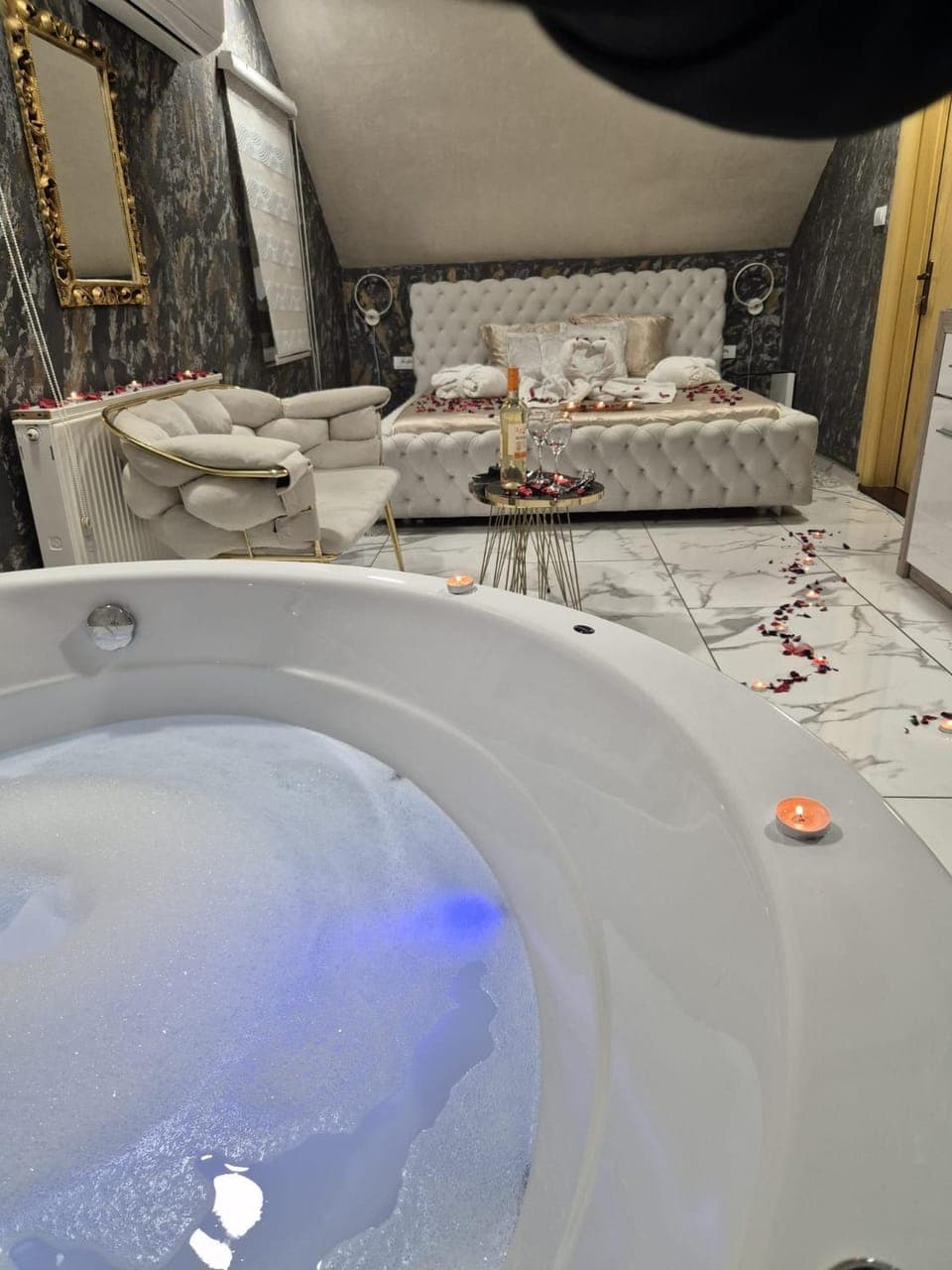 Bed, Hot Tub, Photo of the whole room, Bedroom, Bath