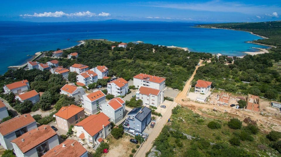 Neighbourhood, Beach, Location