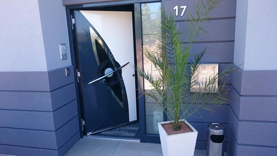 Facade/entrance