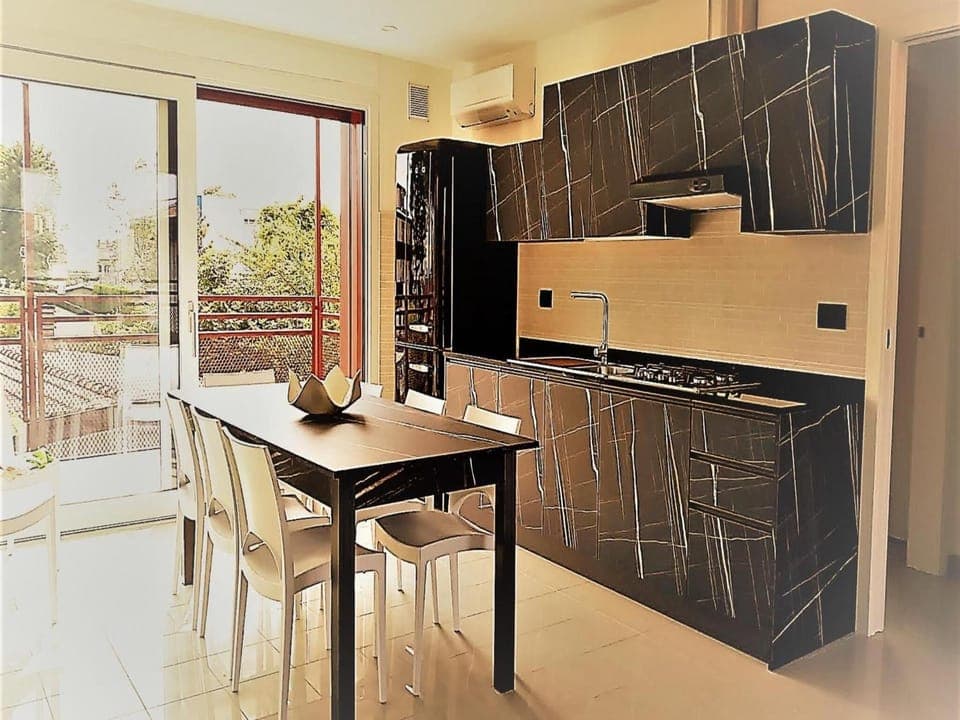 Dining area, kitchen