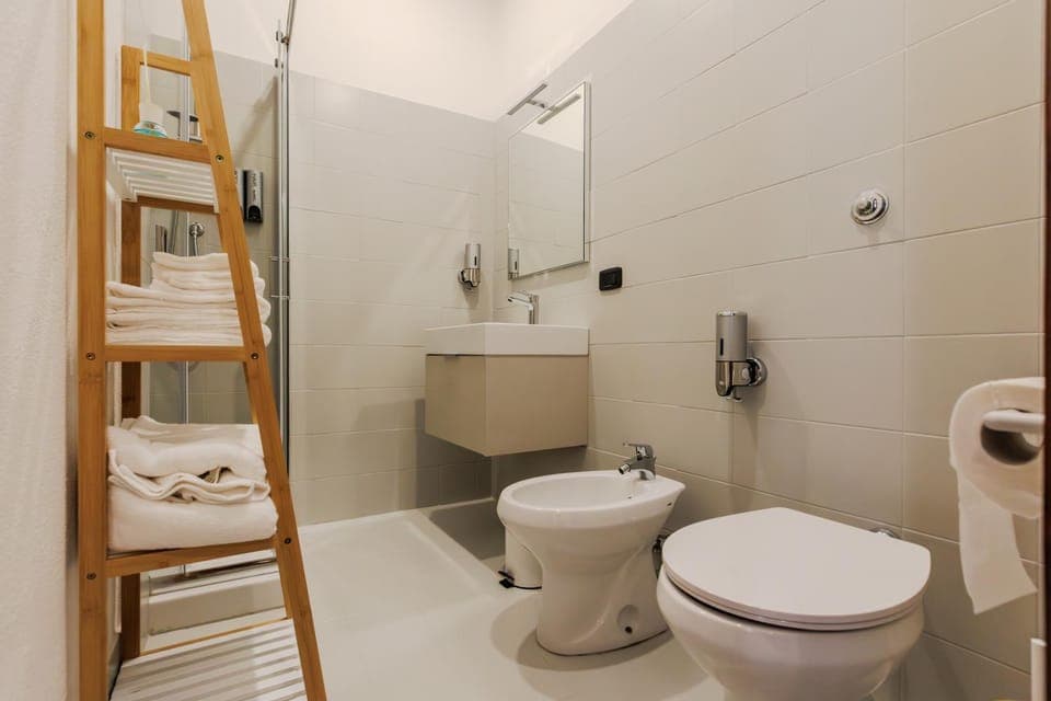 Shower, Toilet, Bathroom, bidet, towels