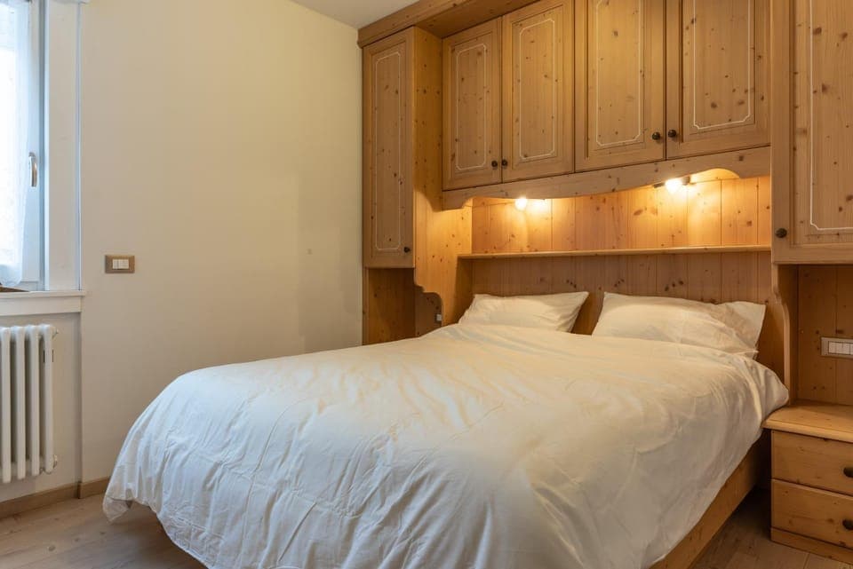 Bed, Photo of the whole room, Bedroom, internet, wardrobe