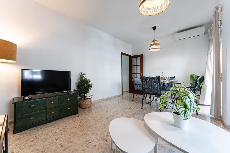 TV and multimedia, Living room, Seating area, Dining area, Evening entertainment, air conditioner