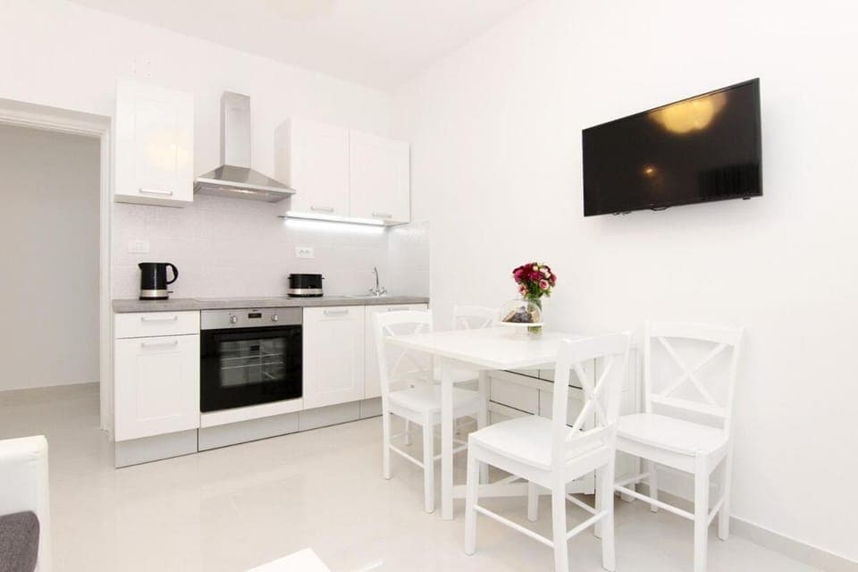 Kitchen or kitchenette, Dining area, oven, toaster