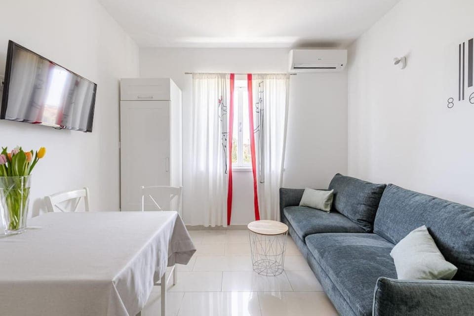 TV and multimedia, Living room, Dining area, air conditioner