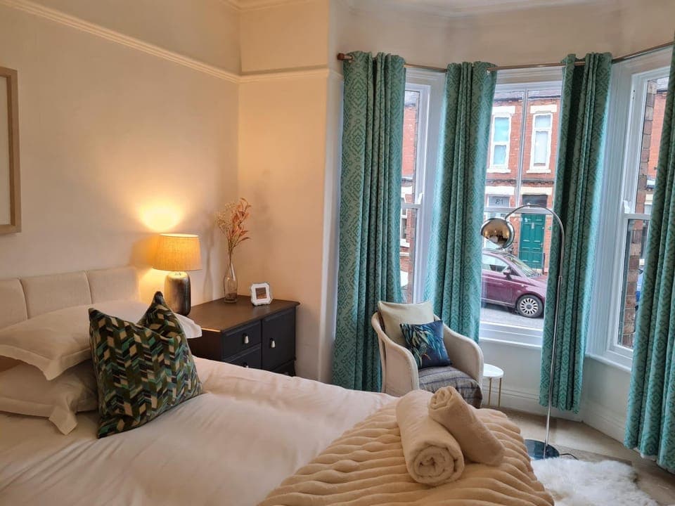 Bed, Seating area, Bedroom