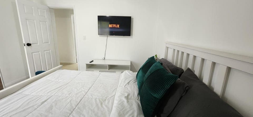 Bed, TV and multimedia, Photo of the whole room, Bedroom