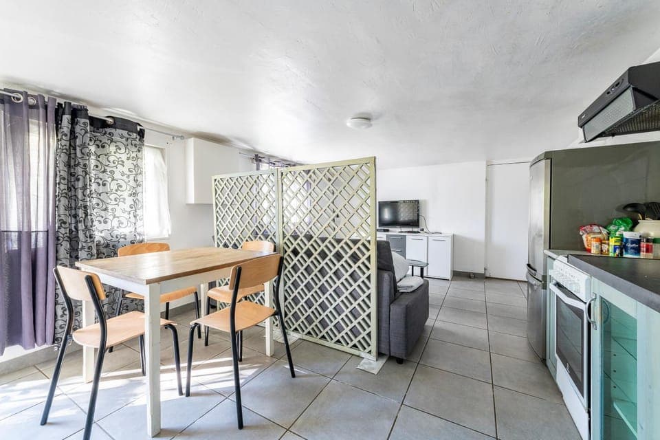 Communal lounge/ TV room, TV and multimedia, Living room, stove, stove