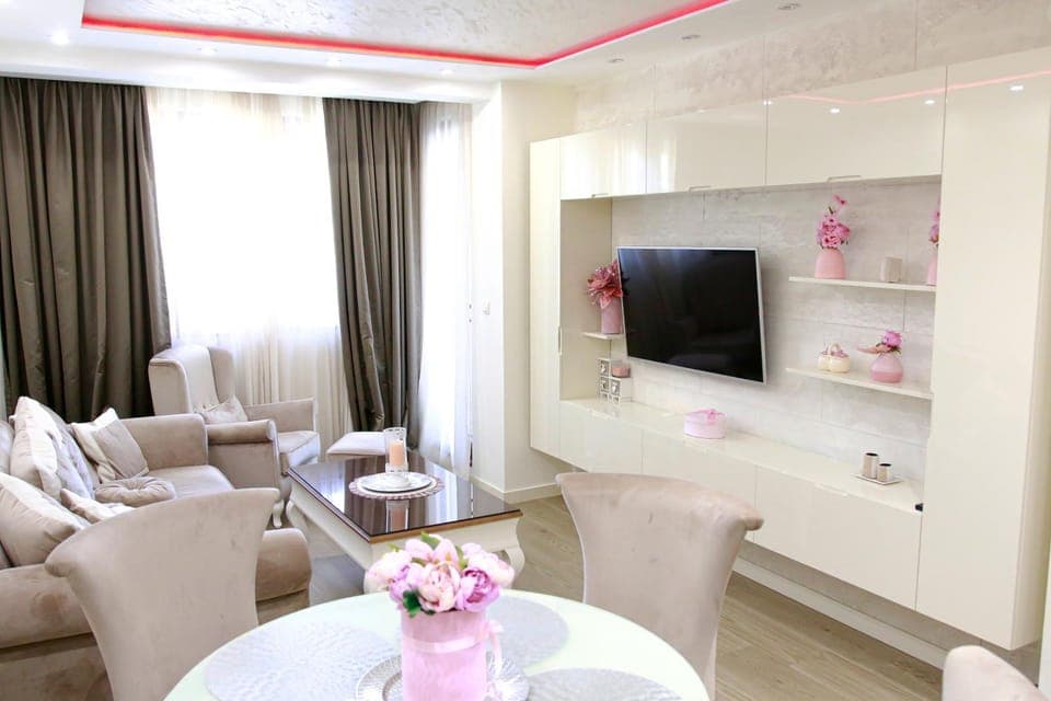 Communal lounge/ TV room, TV and multimedia, Living room, Seating area, Evening entertainment