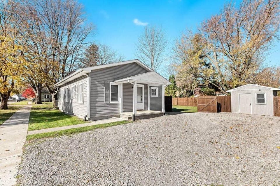 New! Warm & Cozy 3BR w/ Hot Tub, Firepit & BBQ! Apartment in Mount Clemens