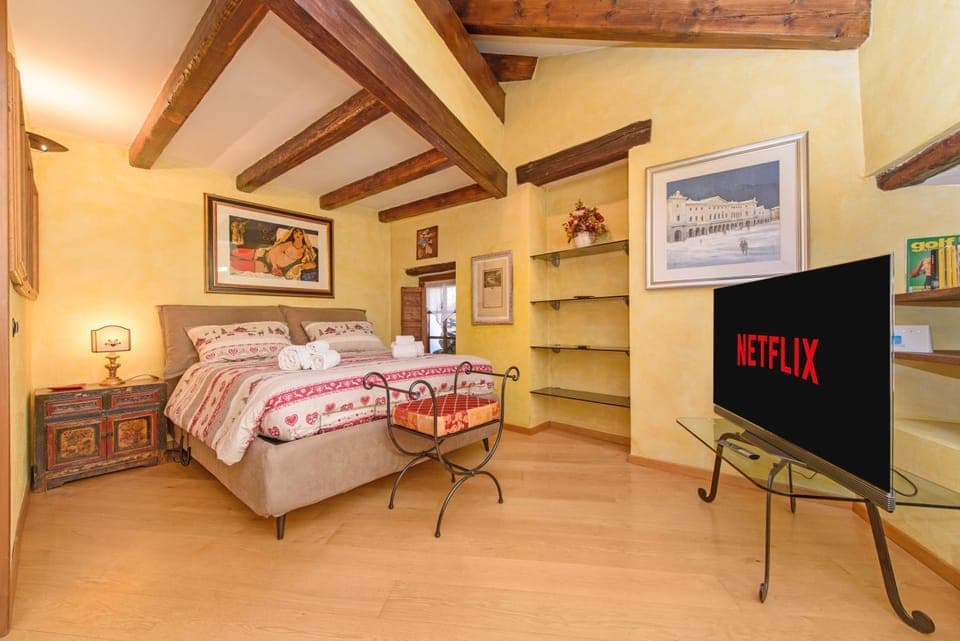 Bed, TV and multimedia, Photo of the whole room, Bedroom