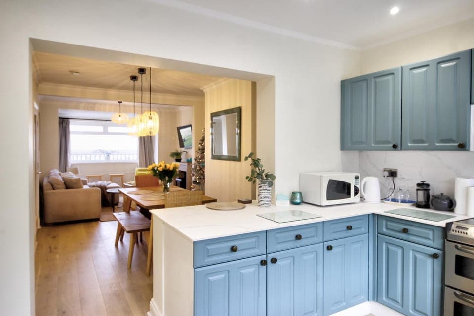 Kitchen or kitchenette, Seating area, Dining area