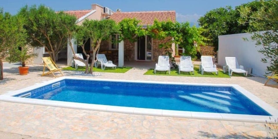 Pool view, Pool view