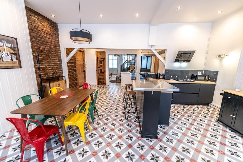 Kitchen or kitchenette, Dining area