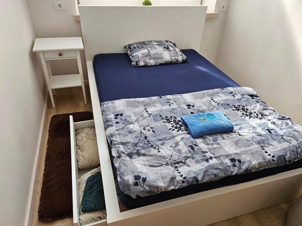 Bed, Photo of the whole room, Bedroom, towels