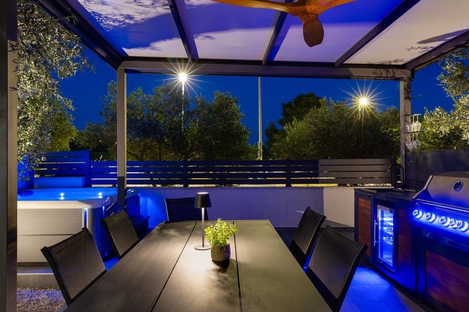 Night, BBQ facilities, Hot Tub, Seating area, Evening entertainment