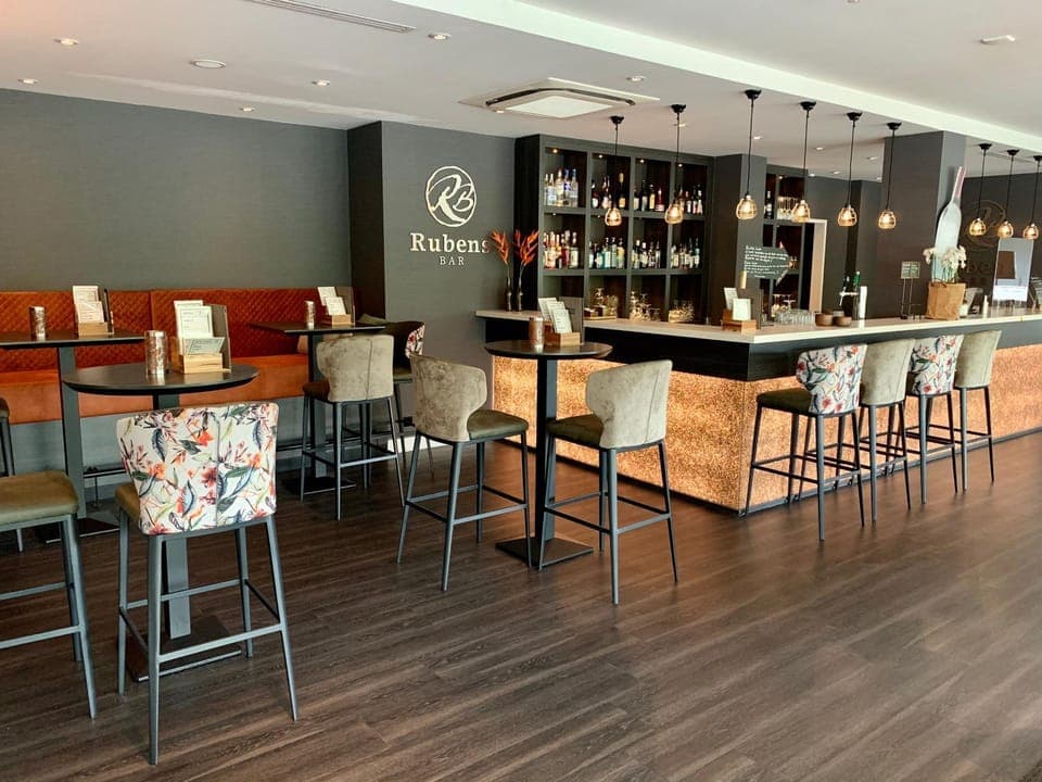 Restaurant/places to eat, Lounge or bar, Food and drinks