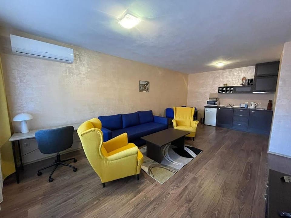 Kitchen or kitchenette, Living room, Seating area, Dining area