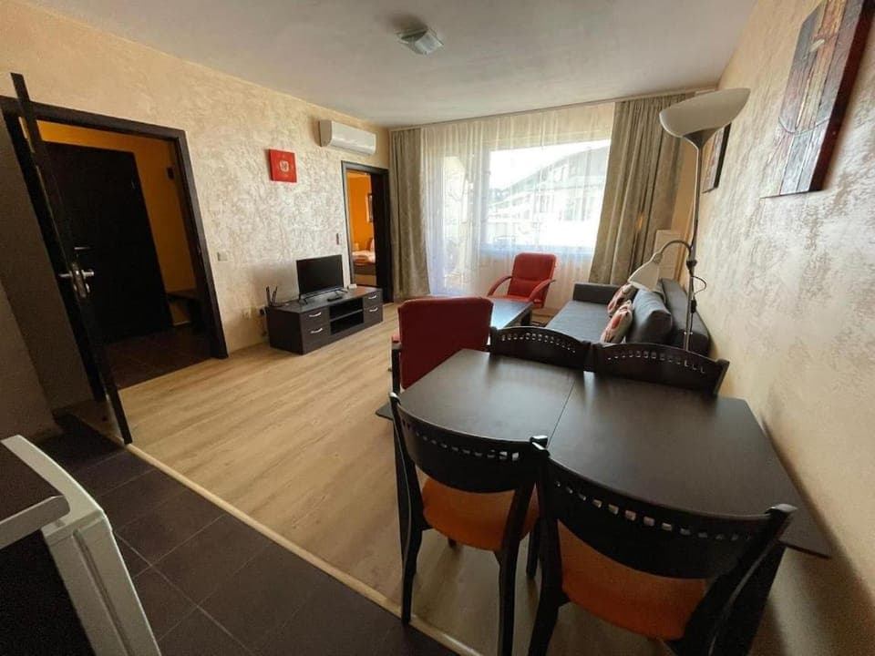 TV and multimedia, Living room, Seating area, Dining area