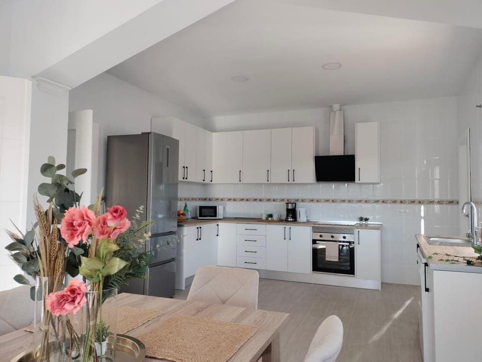 Kitchen or kitchenette, Dining area, dishwasher, minibar, pet friendly