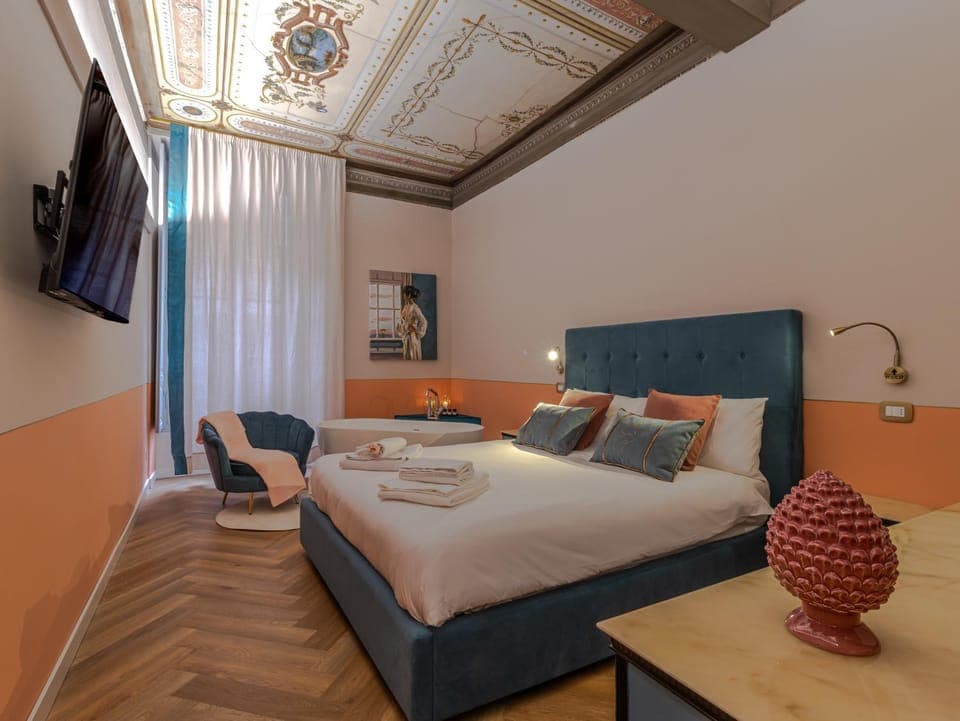 Bed, TV and multimedia, Photo of the whole room, Bedroom, towels