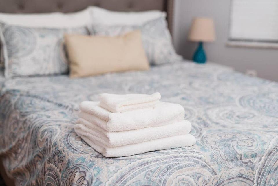 Bed, Bedroom, towels