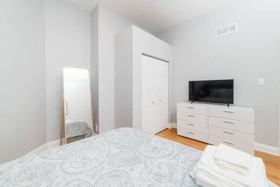 Bed, TV and multimedia, Bedroom, towels