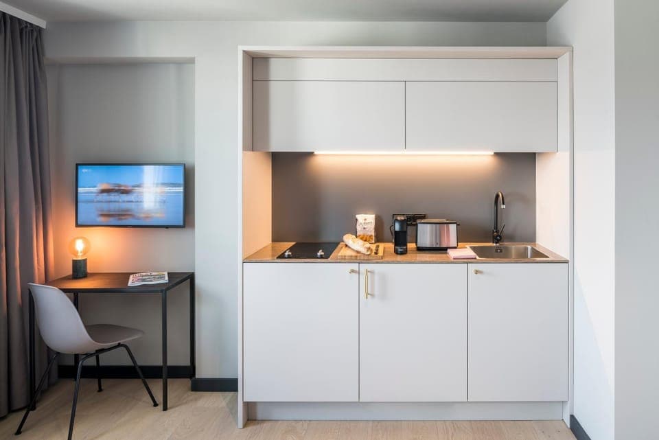 Coffee/tea facilities, Kitchen or kitchenette, stove, kitchen