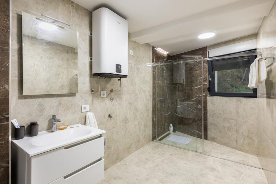 Shower, Toilet, Bathroom, Bath, towels