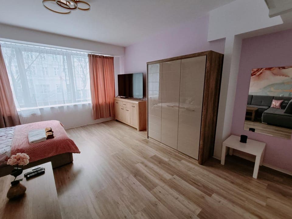 TV and multimedia, Photo of the whole room, Bedroom, wardrobe