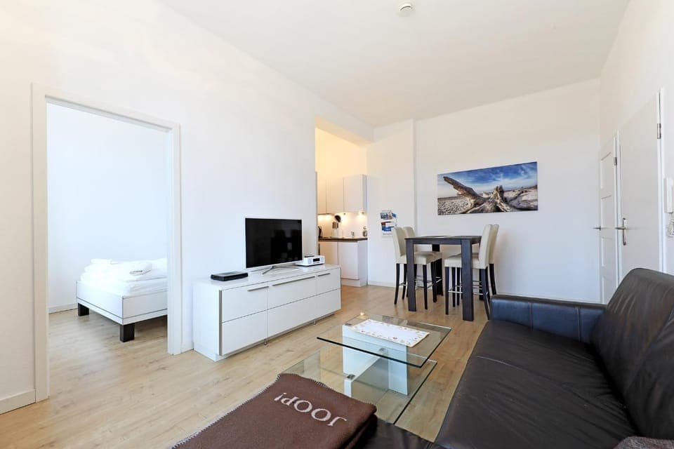 TV and multimedia, Kitchen or kitchenette, Living room, Seating area, Dining area