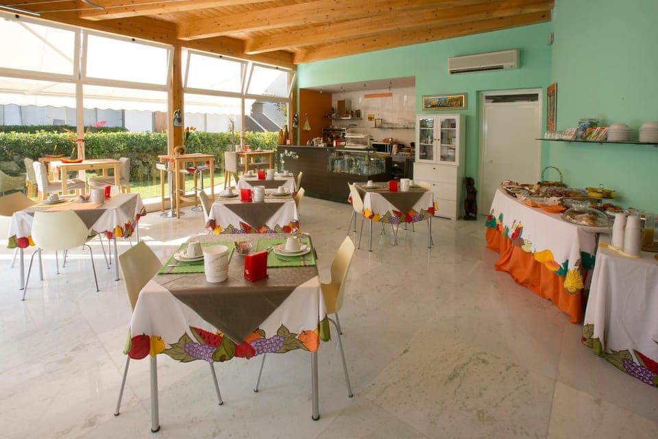 Day, Lounge or bar, Meeting/conference room