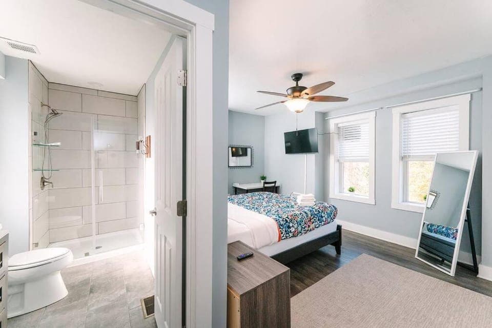 Bed, Bathroom, TV and multimedia, Bedroom