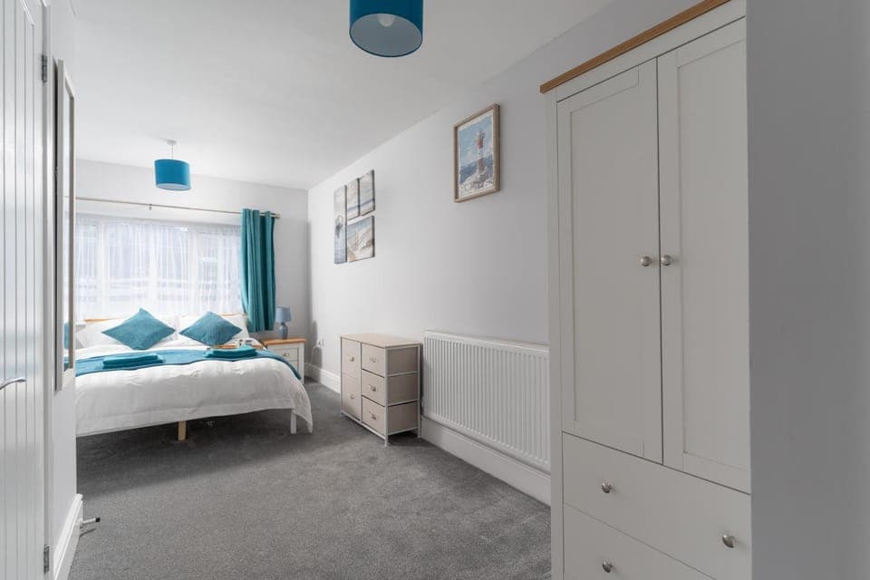 Bed, Photo of the whole room, Bedroom, wardrobe