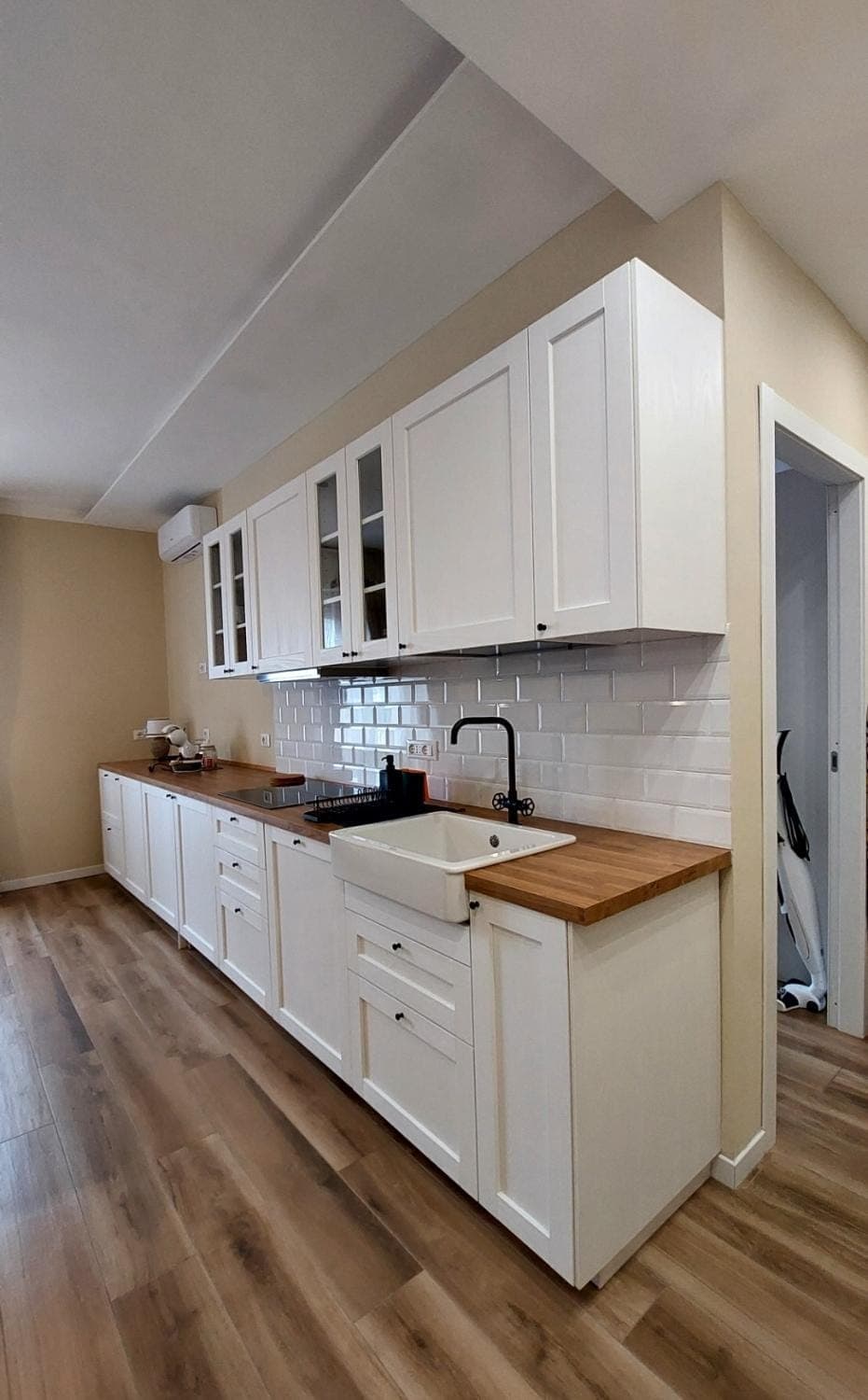 Kitchen or kitchenette, dishwasher, stove