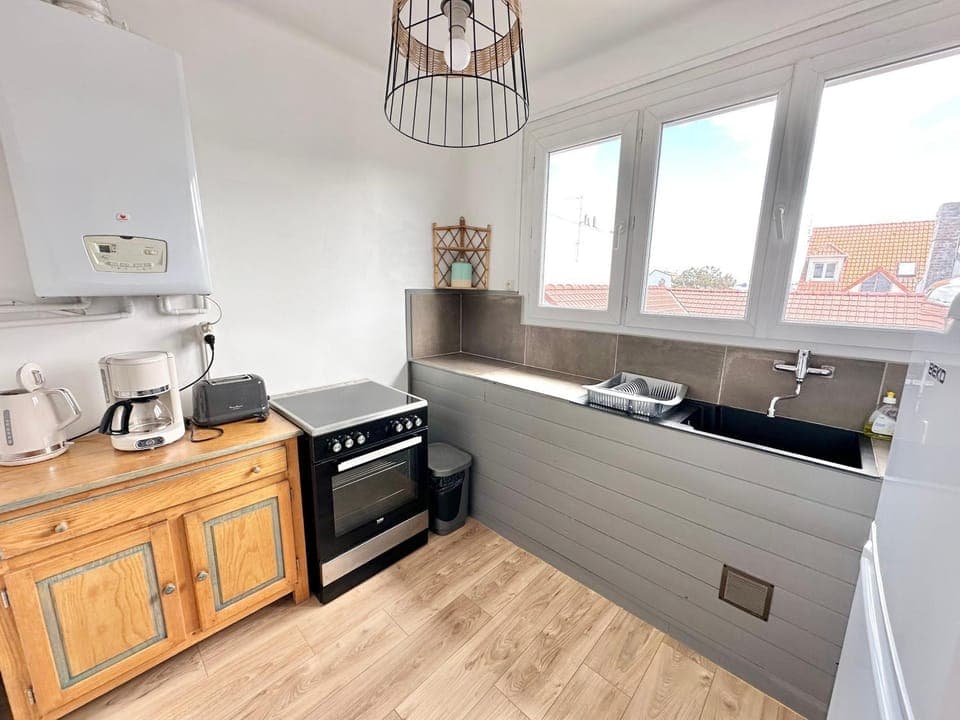 Coffee/tea facilities, Kitchen or kitchenette, oven, stove, toaster